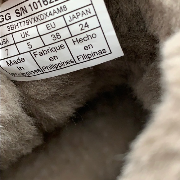 UGG classic mini 2 genuine shearling lined boots - Picture 4 of 8